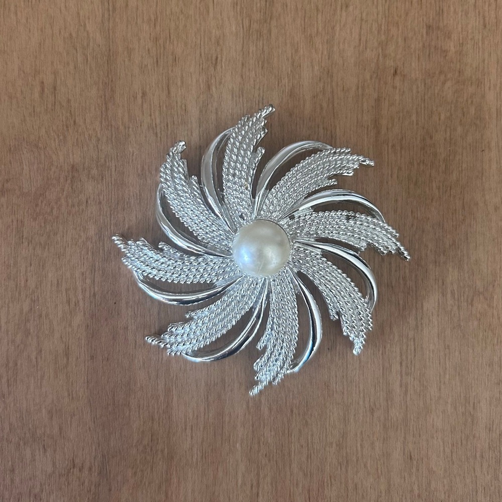 Sarah Coventry Vintage Silver Tone Sunburst Faux Pearl Pinwheel Brooch Old Money